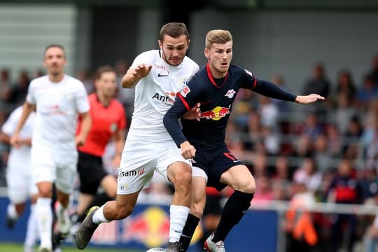 Leipzigs Timo Werner (r) im Kampf um den ball gegen den Züricher Levan Kharabadze.