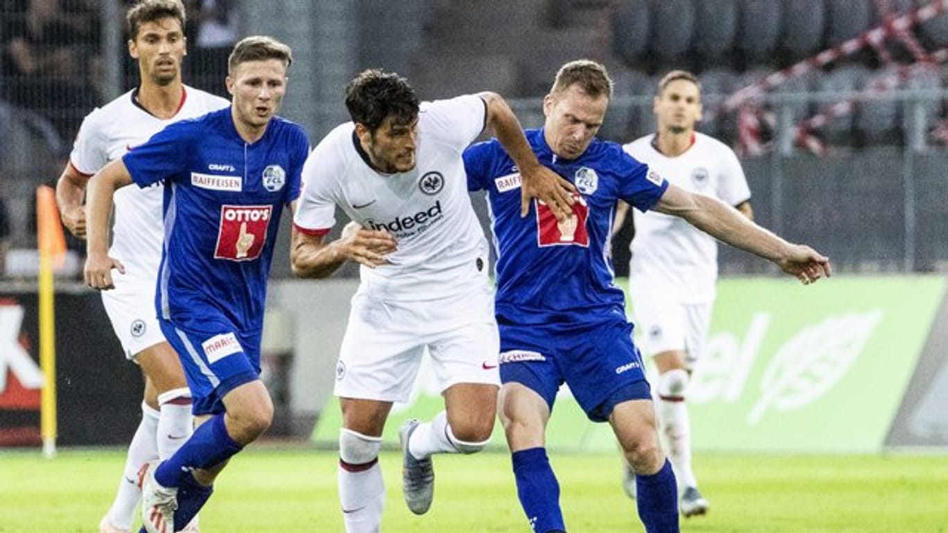 Gonzalo Paciencia (l) von Eintracht Frankfurt setzt sich am Ball gegen zwei Luzerner Spieler durch.