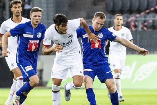 Gonzalo Paciencia (l) von Eintracht Frankfurt setzt sich am Ball gegen zwei Luzerner Spieler durch.