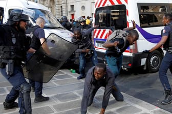 Unruhen in Paris: Hunderte Migranten haben das Pariser Panthéon besetzt. Die Polizei setzte Tränengas ein.