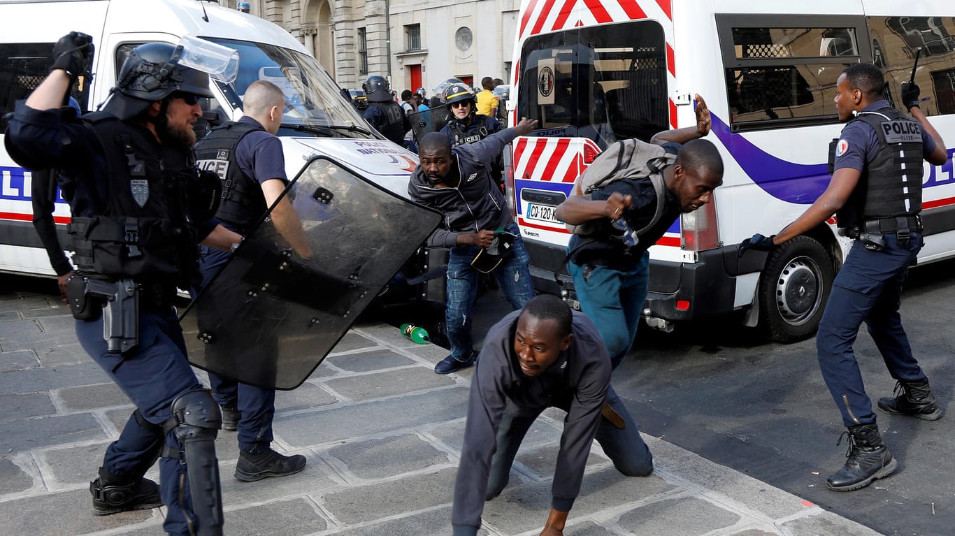Unruhen in Paris: Hunderte Migranten haben das Pariser Panthéon besetzt. Die Polizei setzte Tränengas ein.