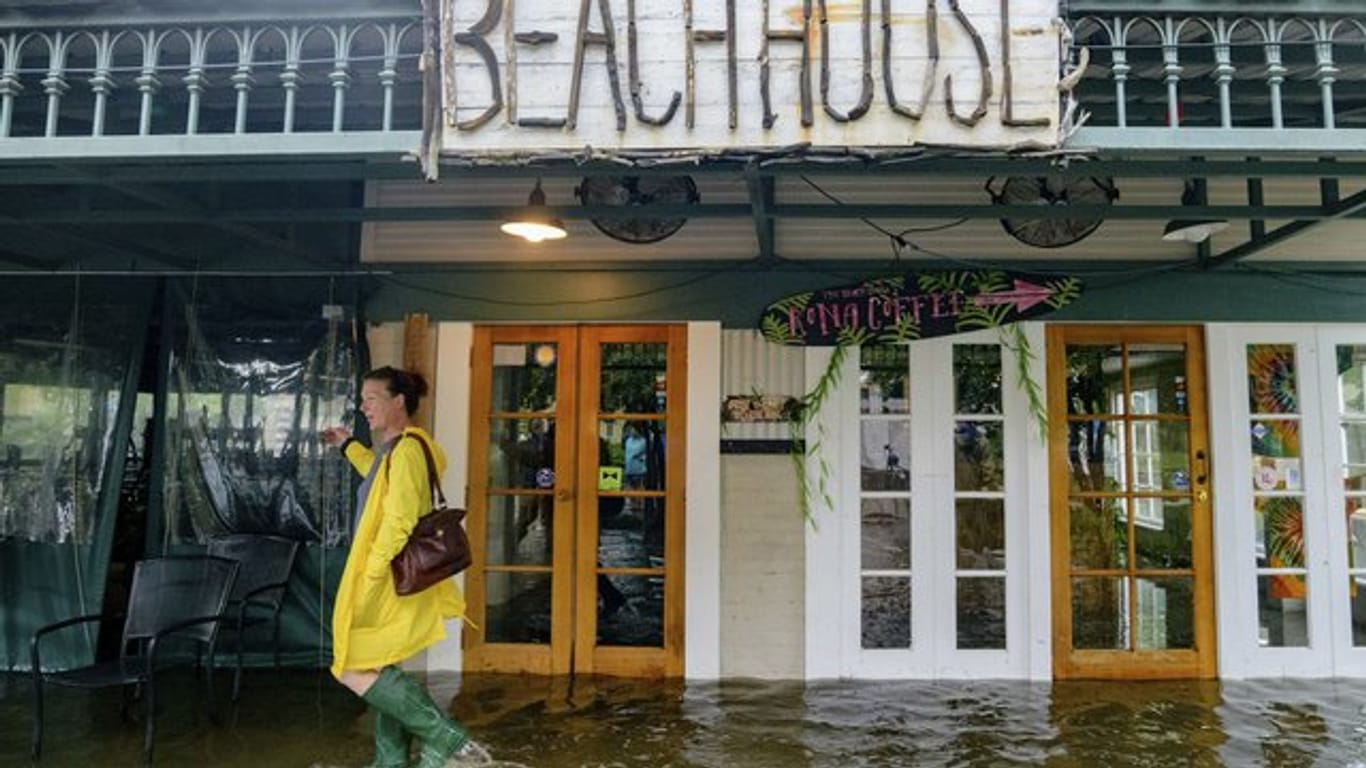 Aimee Cutter, Besitzerin des "Beach House", vor ihrem Restaurant im Wasser.