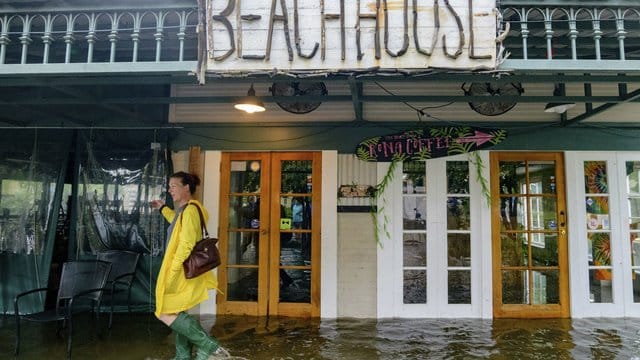 Aimee Cutter, Besitzerin des "Beach House", vor ihrem Restaurant im Wasser.