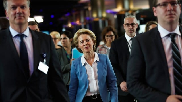 Nach zähem Ringen haben die EU-Staats- und Regierungschefs Ursula von der Leyen als Kommissionspräsidentin vorgeschlagen. Nach zähem Ringen haben die EU-Staats- und Regierungschefs Ursula von der Leyen als Kommissionspräsidentin vorgeschlagen.