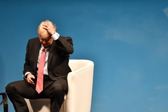 Boris Johnson, Favorit im Rennen um das Amt des konservativen Parteivorsitzenden und britischen Premierministers, fasst sich während einer Wahlkampfveranstaltung an den Kopf.