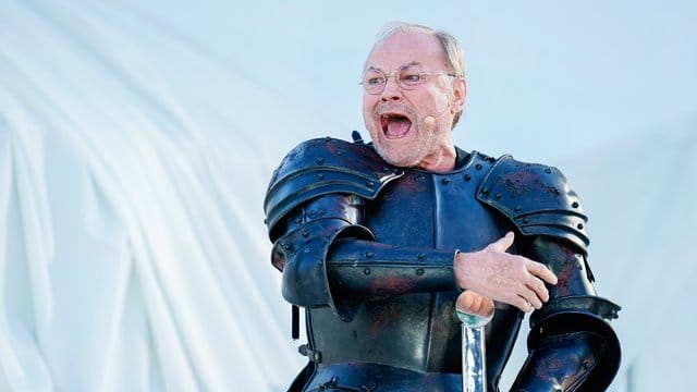 Klaus Maria Brandauer als Hagen in dem Stück "Überwältigung".