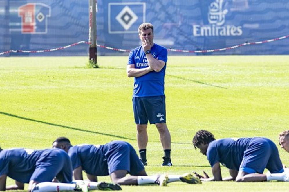 Betrachtet den Job als Trainer beim Hamburger SV als eine Herausforderung: Dieter Hecking (M).