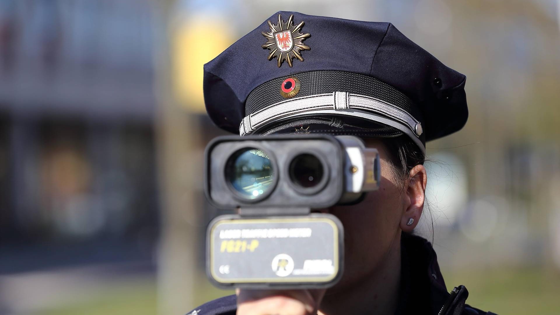 Polizistin misst die Geschwindigkeit von vorbeifahrenden Fahrzeugen mit einem Lasermessgerät: Damit die Messung gerichtsfest ist, muss das Gerät alle Daten speichern.