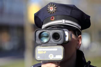 Polizistin misst die Geschwindigkeit von vorbeifahrenden Fahrzeugen mit einem Lasermessgerät: Damit die Messung gerichtsfest ist, muss das Gerät alle Daten speichern.
