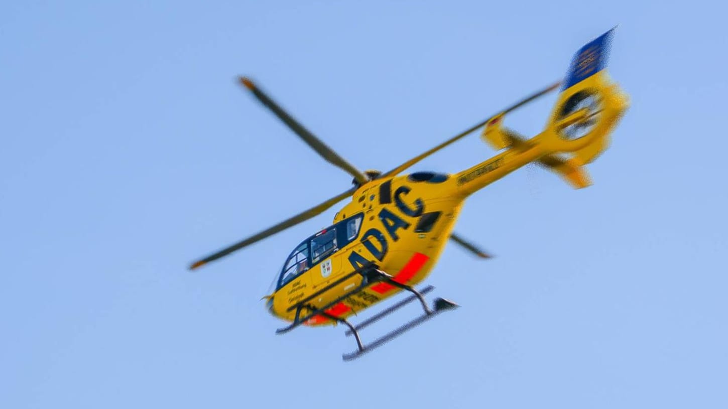 Rettungshubschrauber im Einsatz (Symbolbild): Der schwerverletzte Mann wurde mit einem Rettungshubschrauber in eine Spezialklinik gebracht. Rettungshubschrauber im Einsatz (Symbolbild): Der schwerverletzte Mann wurde mit einem Rettungshubschrauber in eine Spezialklinik gebracht.