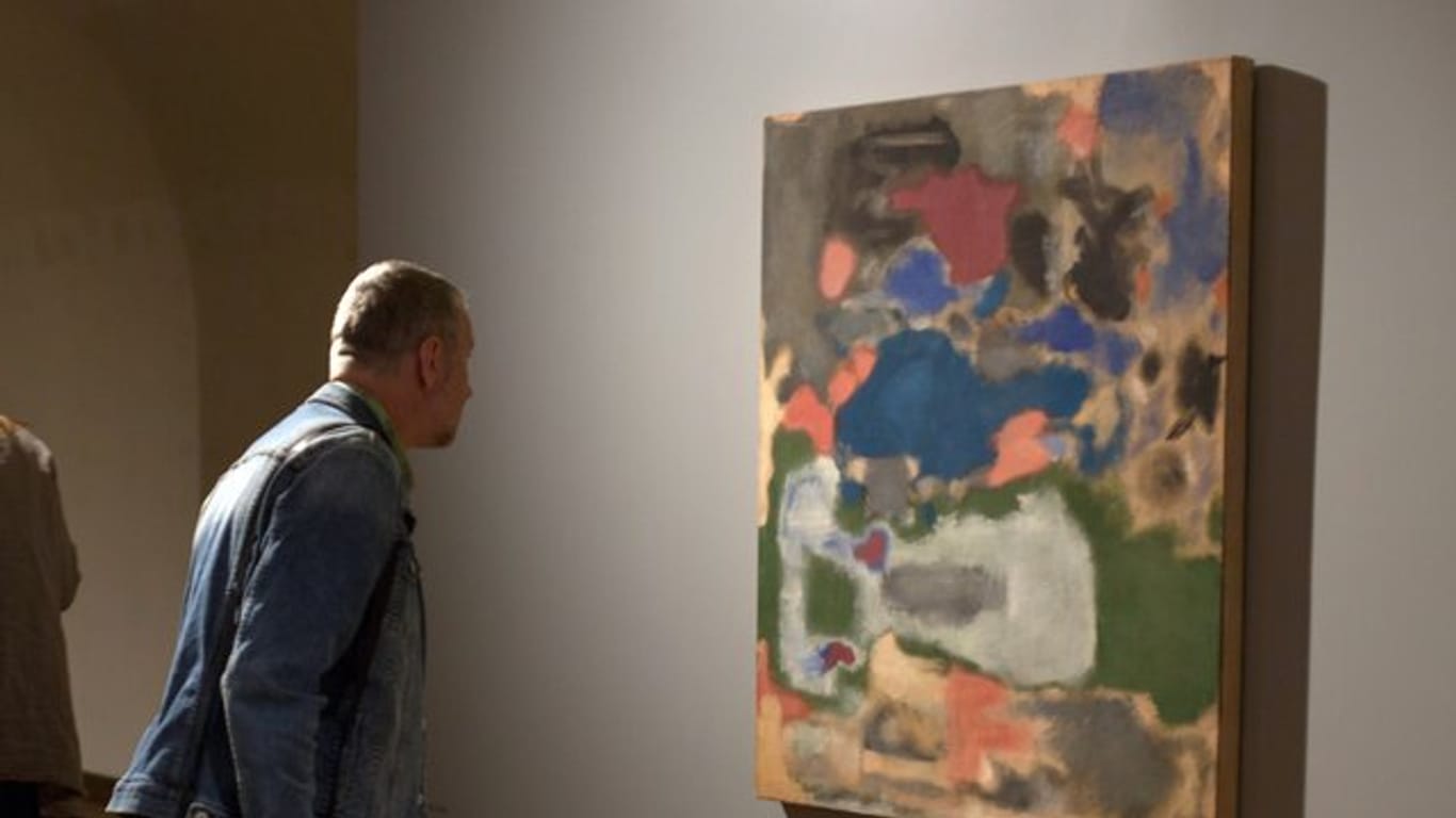 Ein Besucher betrachtet ein Bild ohne Titel von Mark Rothko aus dem Jahr 1948.