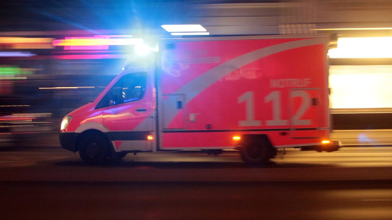Rettungswagen im Einsatz: Alle drei Fahrzeuginsassen wurden nach einem Unfall mit einer Straßenbahn in ein Krankenhaus gebracht. (Symbolbild)