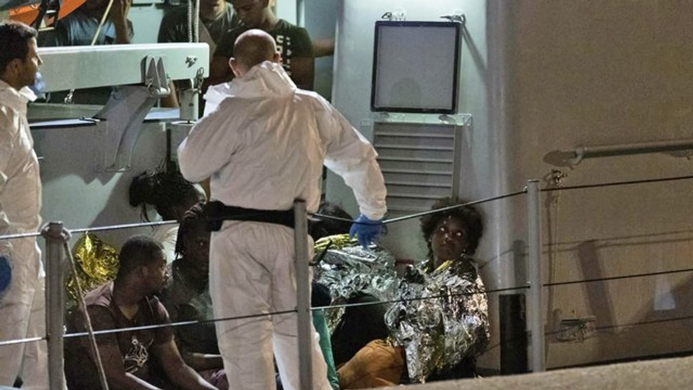In Rettungsfolien gehüllt: Migranten im sizilianischen Hafen von Pozzallo.