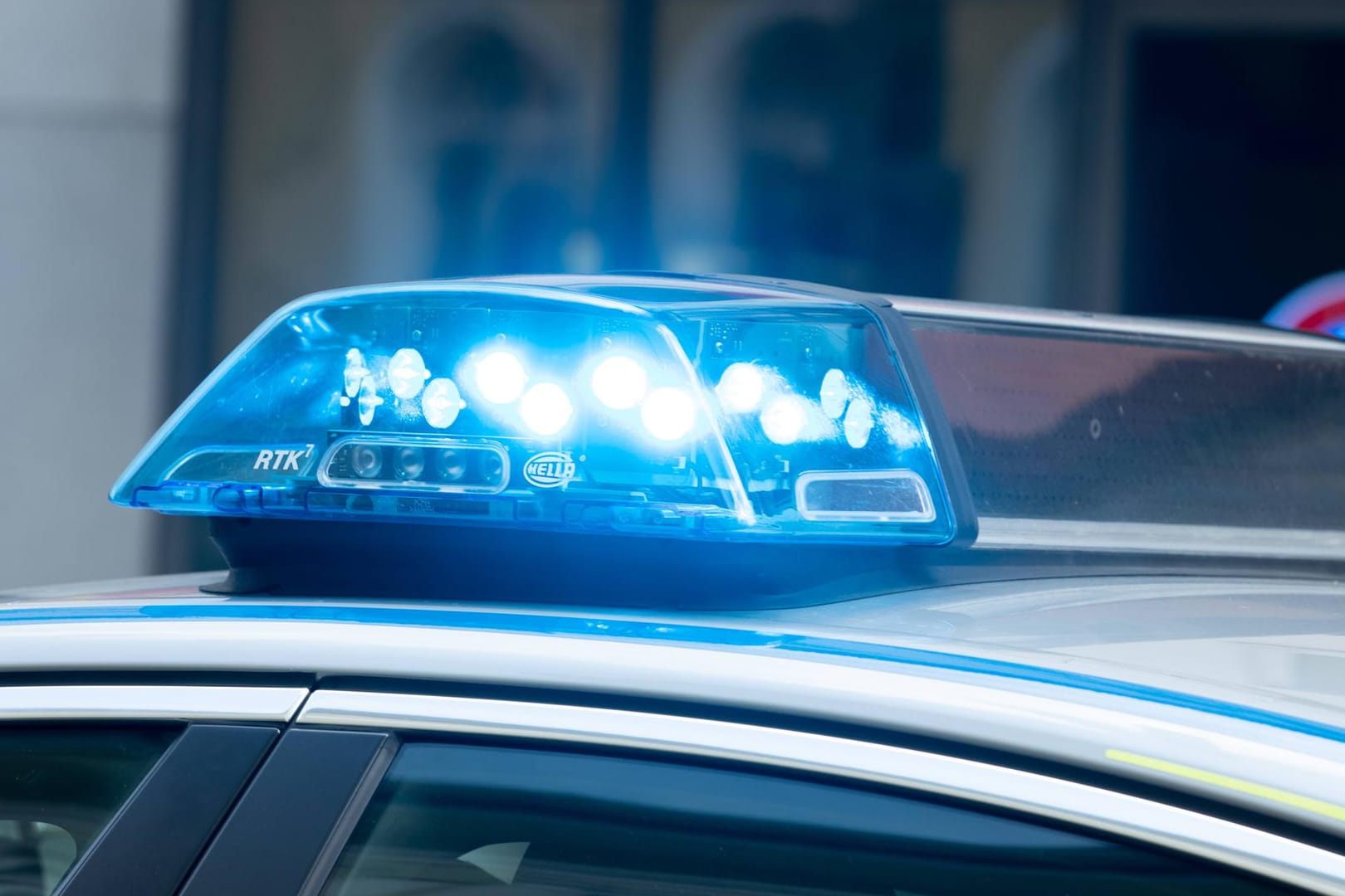 Polizei im Einsatz (Symbolbild): Der 20-Jährige konnte sich aus eigener Kraft aus dem Wasser retten.