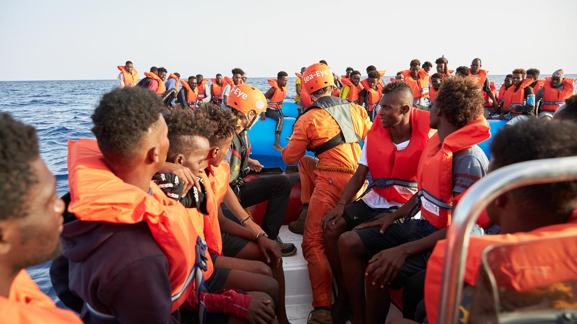 Flüchtlinge werden von Mitgliedern der Rettungsorganisation Sea-Eye gerettet: Die europäische Seenotrettung verfügt inzwischen über kein einziges Schiff mehr. Gerettet wird nur noch durch NGOs wie Sea-Eye. (Archivbild)