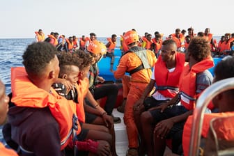 Flüchtlinge werden von Mitgliedern der Rettungsorganisation Sea-Eye gerettet: Die europäische Seenotrettung verfügt inzwischen über kein einziges Schiff mehr. Gerettet wird nur noch durch NGOs wie Sea-Eye. (Archivbild)