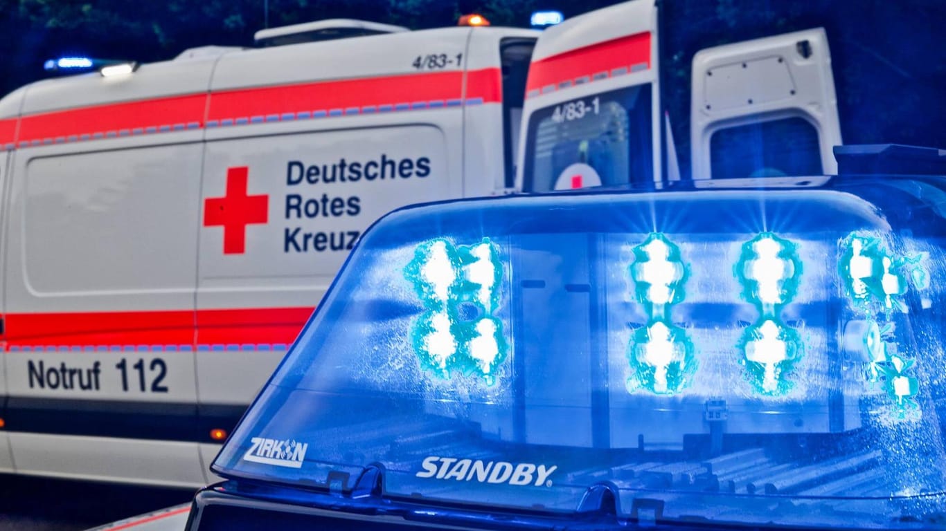 Rettungskräfte im Einsatz (Symbolbild): Die drei verletzten Insassen des Unfallwagens wurden in ein Krankenhaus in Schwerin gebracht.