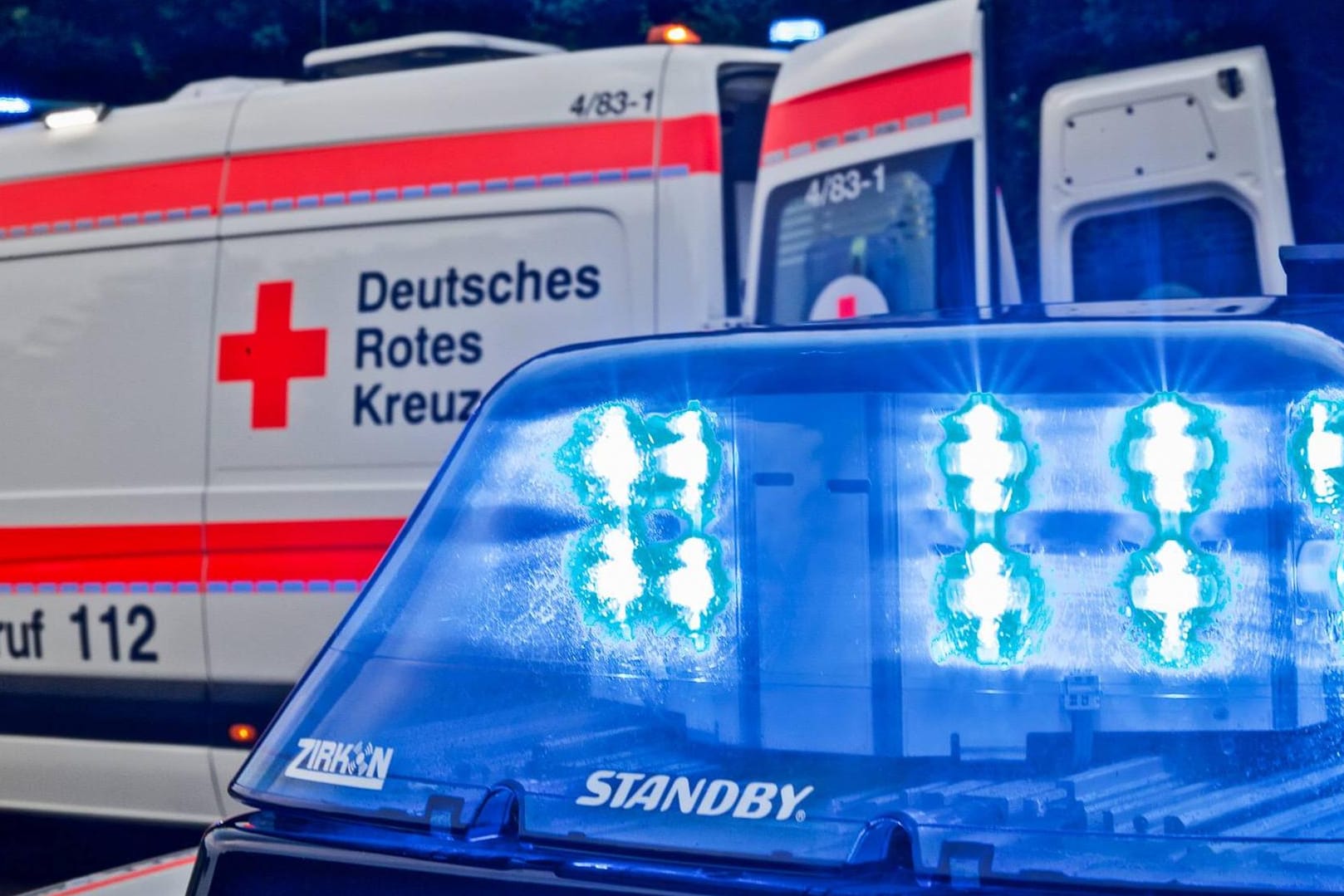 Rettungskräfte im Einsatz (Symbolbild): Die drei verletzten Insassen des Unfallwagens wurden in ein Krankenhaus in Schwerin gebracht.