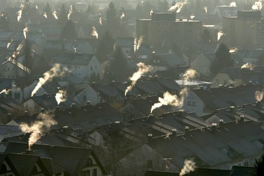 Schornsteine im Mainzer Stadtteil Laubenheim: Auch das Heizen im Winter ist eine bedeutende CO2-Quelle.