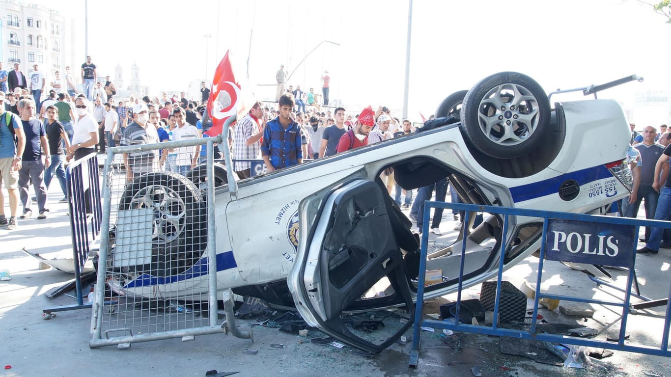 Ein umgeworfenes Polizeiauto auf dem Taksim-Platz in Istanbul.
