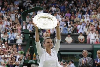 Simona Halep durfte erstmals die Wimbledon-Trophäe in die Höhe halten.