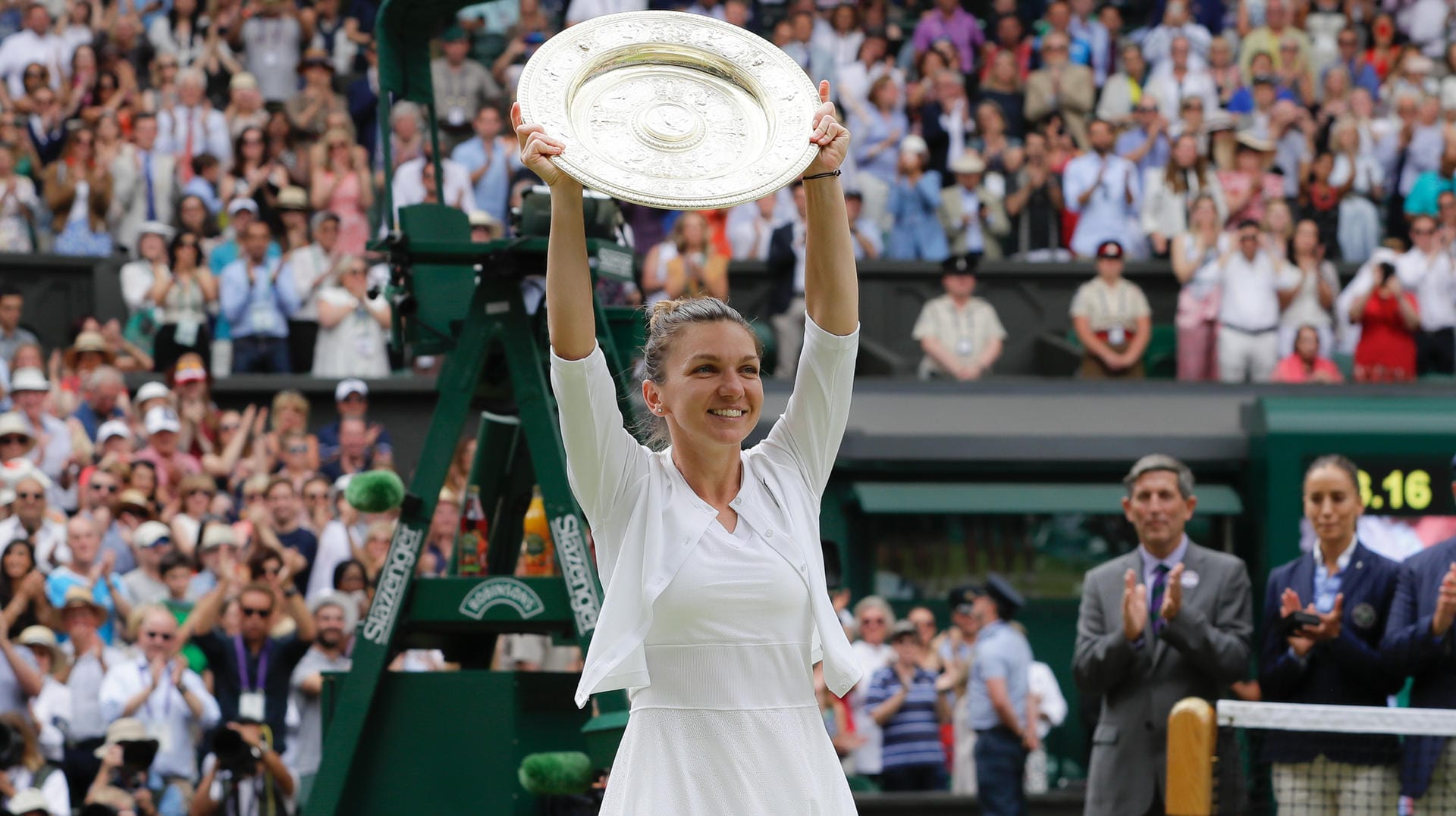 Auf dem Gipfel: Simona Halep mit der Wimbledon-Trophäe.