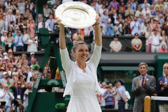 Auf dem Gipfel: Simona Halep mit der Wimbledon-Trophäe.