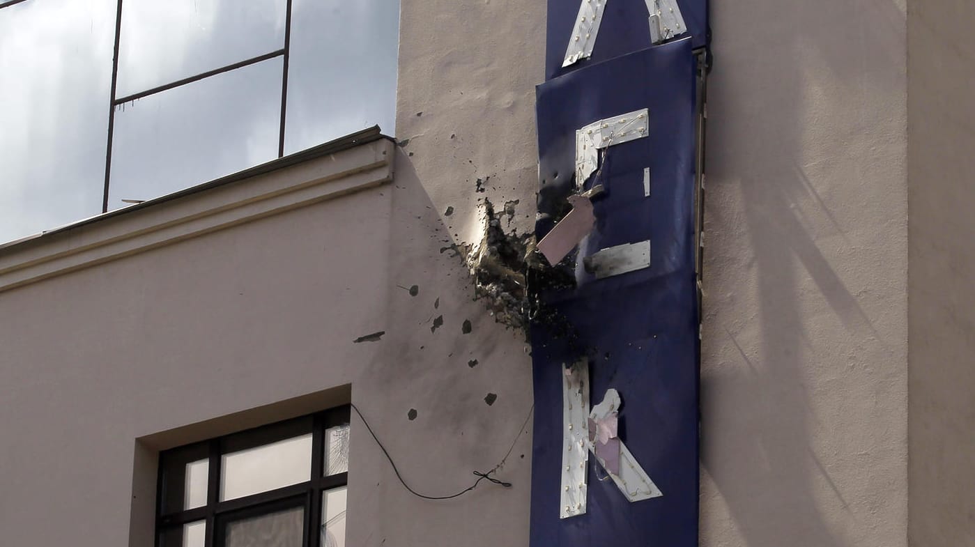 Schäden an der Außenfassade: In Kiew ist das Gebäude des TV-Senders 112 Ukraine beschossen worden. Schäden an der Außenfassade: In Kiew ist das Gebäude des TV-Senders 112 Ukraine beschossen worden.