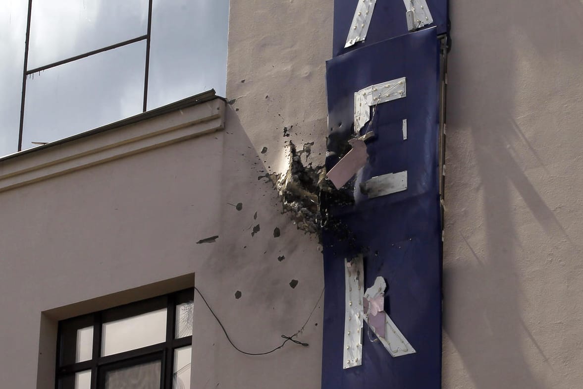 Schäden an der Außenfassade: In Kiew ist das Gebäude des TV-Senders 112 Ukraine beschossen worden.