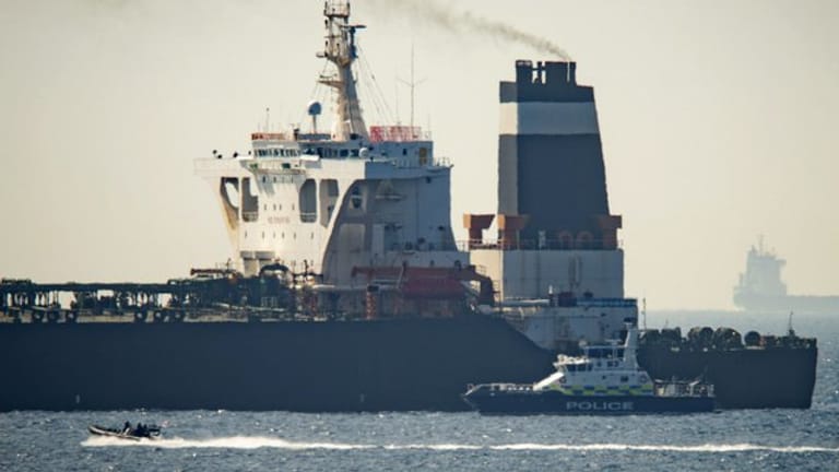 Der Supertanker "Grace 1" neben einem Schiff der britischen Marine in den Gewässern von Gibraltar.
