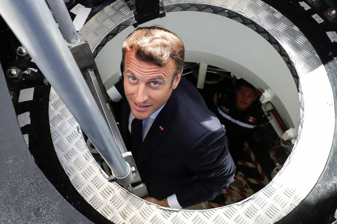 Griff nach den Sternen: Emmanuel Macron bei der Besichtigung eines Atom-U-Bootes der französischen Marine.