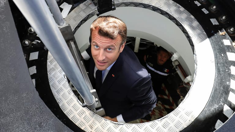 Griff nach den Sternen: Emmanuel Macron bei der Besichtigung eines Atom-U-Bootes der französischen Marine.