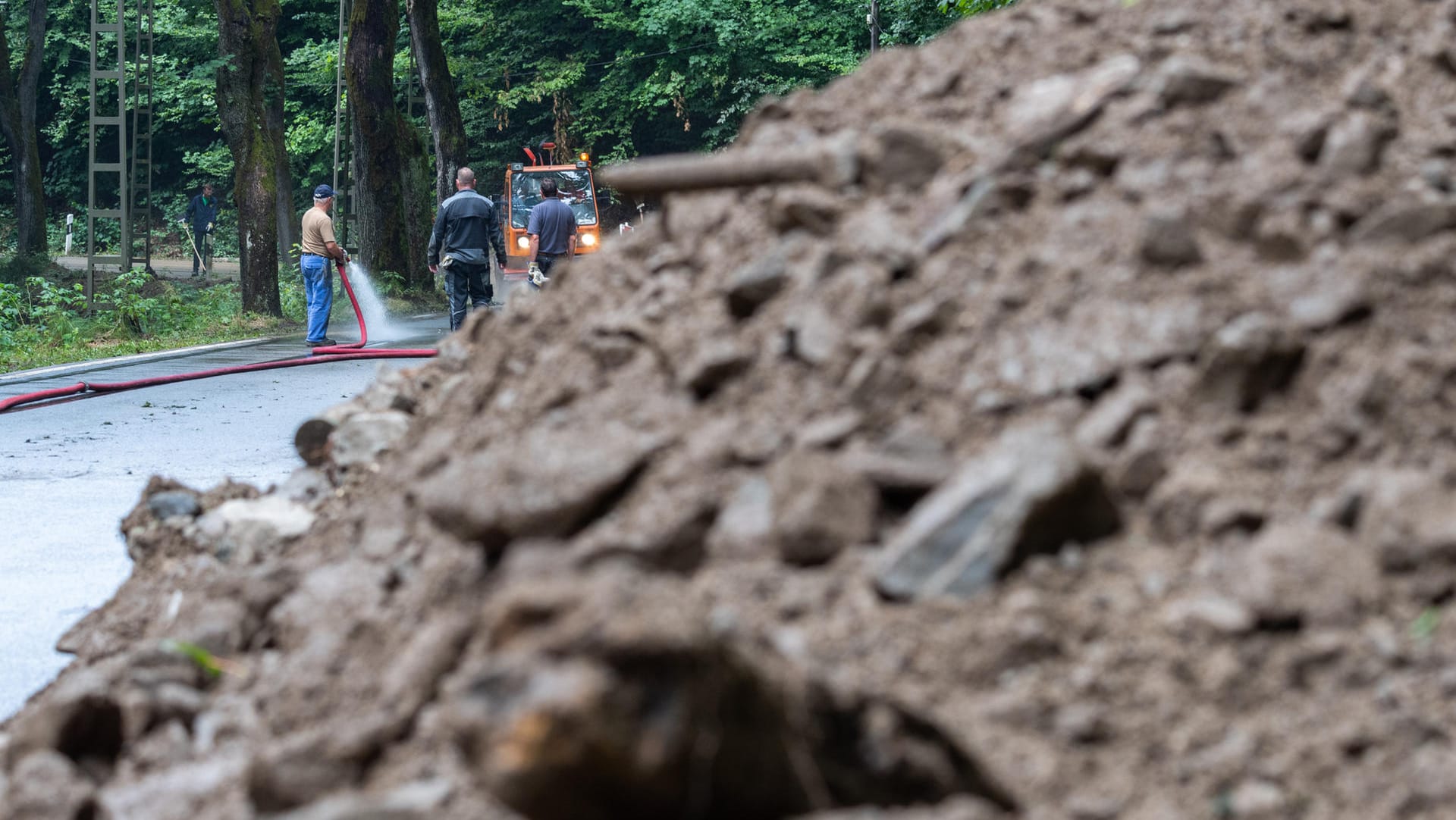 Kirnitzschtal in Sachsen: Helfer säubern nach einem Erdrutsch in der Sächsischen Schweiz die Straße.