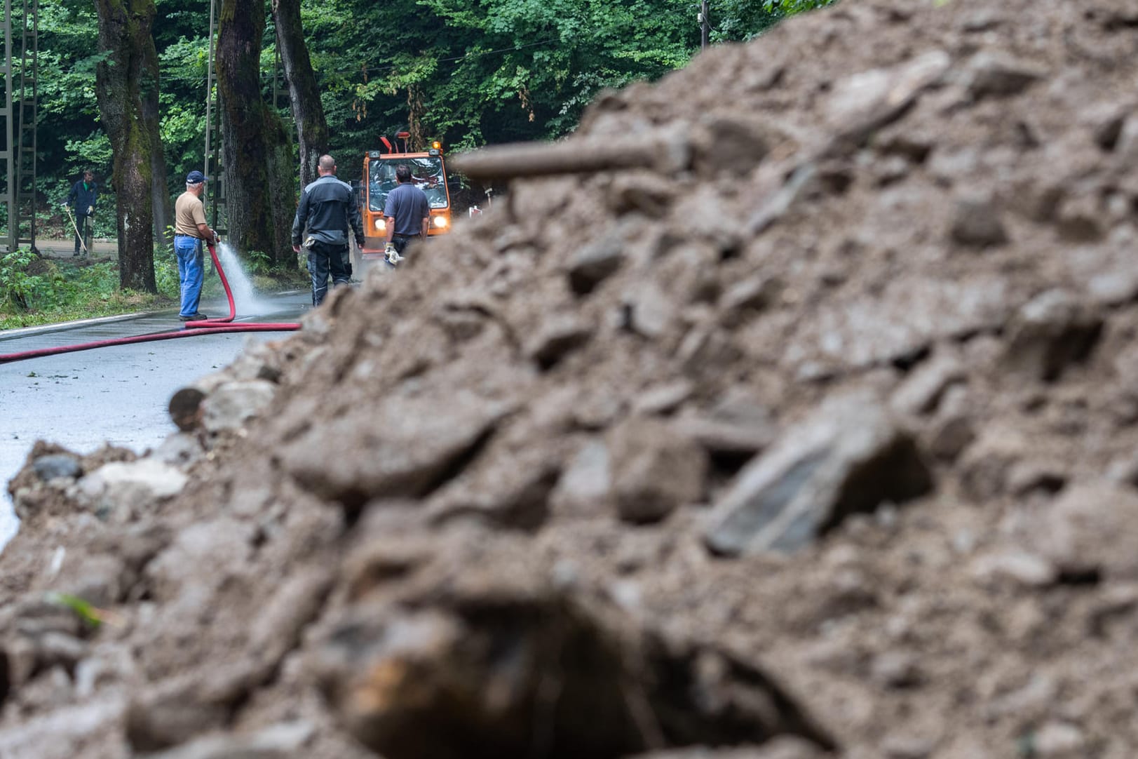 Kirnitzschtal in Sachsen: Helfer säubern nach einem Erdrutsch in der Sächsischen Schweiz die Straße.