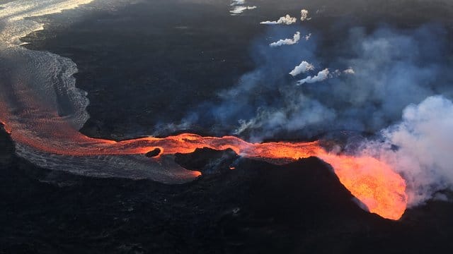 Eine Luftaufnahme zeigt Lava, die aus einer Spalte (Fissure 8) des aktiven Vulkans Kilauea austritt.