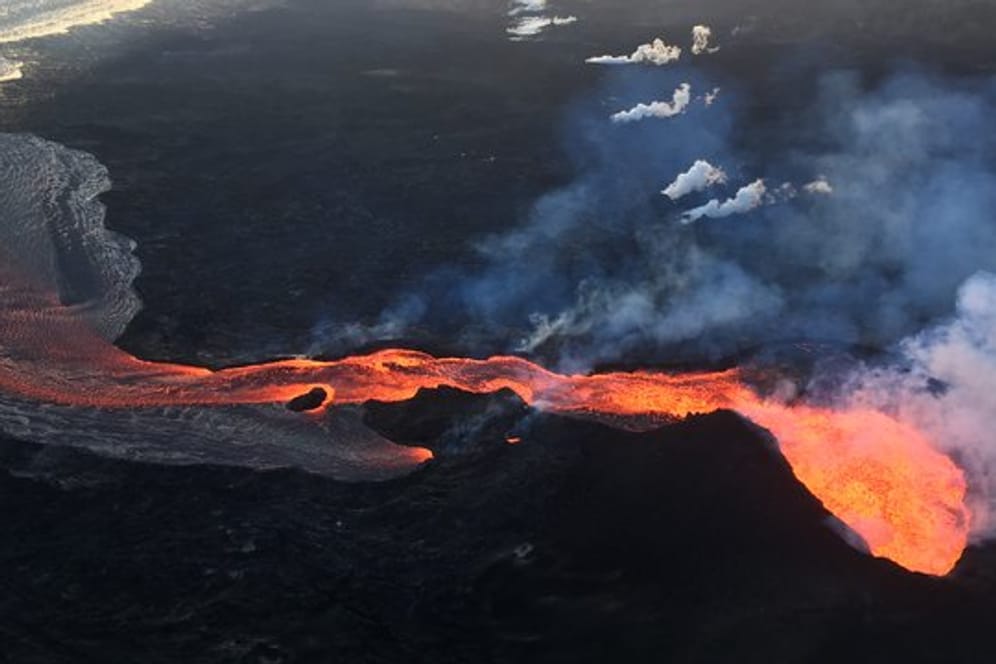 Eine Luftaufnahme zeigt Lava, die aus einer Spalte (Fissure 8) des aktiven Vulkans Kilauea austritt.
