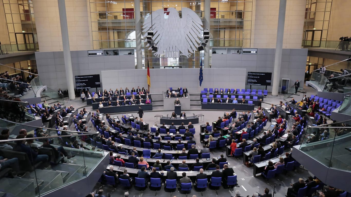 Blick in das Plenum des Bundestags: Würde am Sonntag gewählt, hätten Grüne, SPD und Linke wohl gute Chancen auf eine Mehrheit. (Symbolbild)