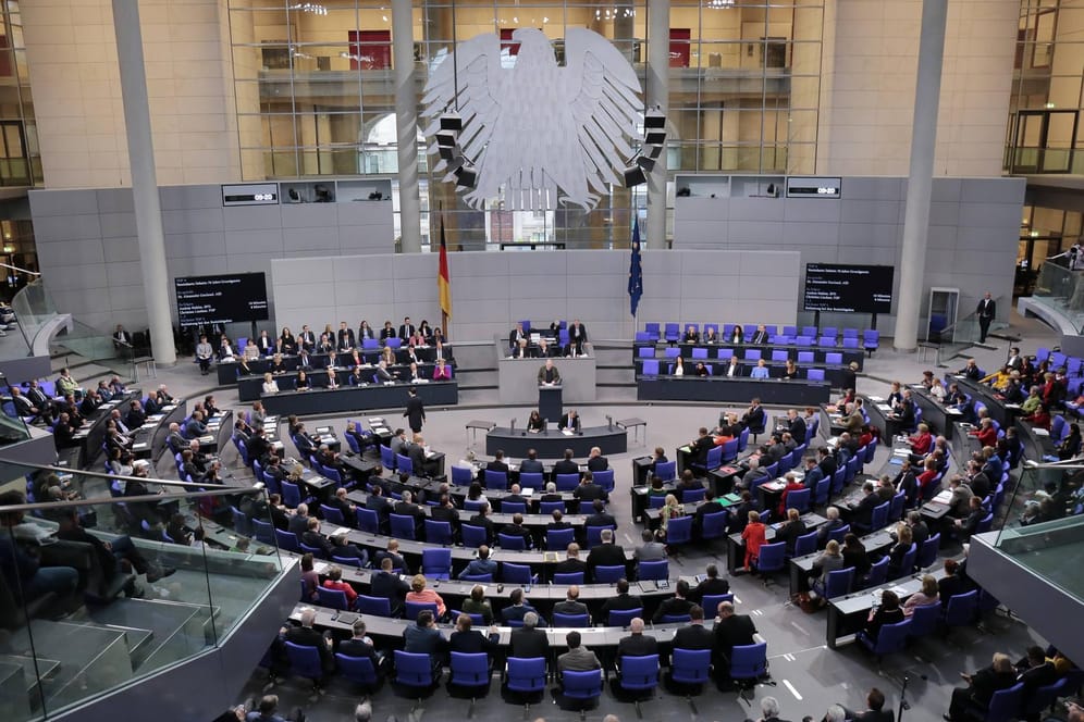 Blick in das Plenum des Bundestags: Würde am Sonntag gewählt, hätten Grüne, SPD und Linke wohl gute Chancen auf eine Mehrheit. (Symbolbild)