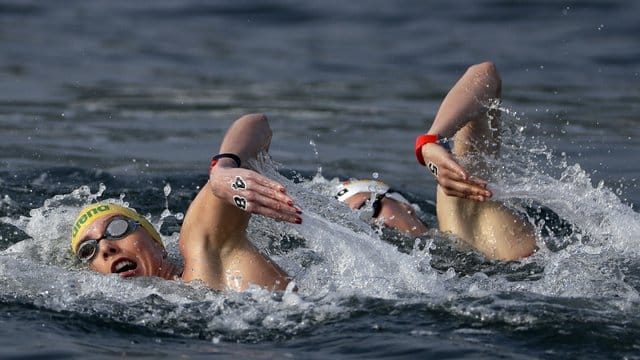 Freiwasserschwimmerin Finnia Wunram (r) beim Wettbewerb über zehn Kilometer in Aktion. Freiwasserschwimmerin Finnia Wunram (r) beim Wettbewerb über zehn Kilometer in Aktion.