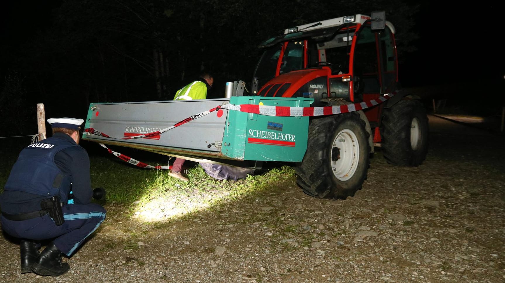 Ermittlungen am Unglücksort im bayerischen Balderschwang: Ein zwölfjähriges Mädchen überlebte den Unfall, sie blieb körperlich unversehrt.