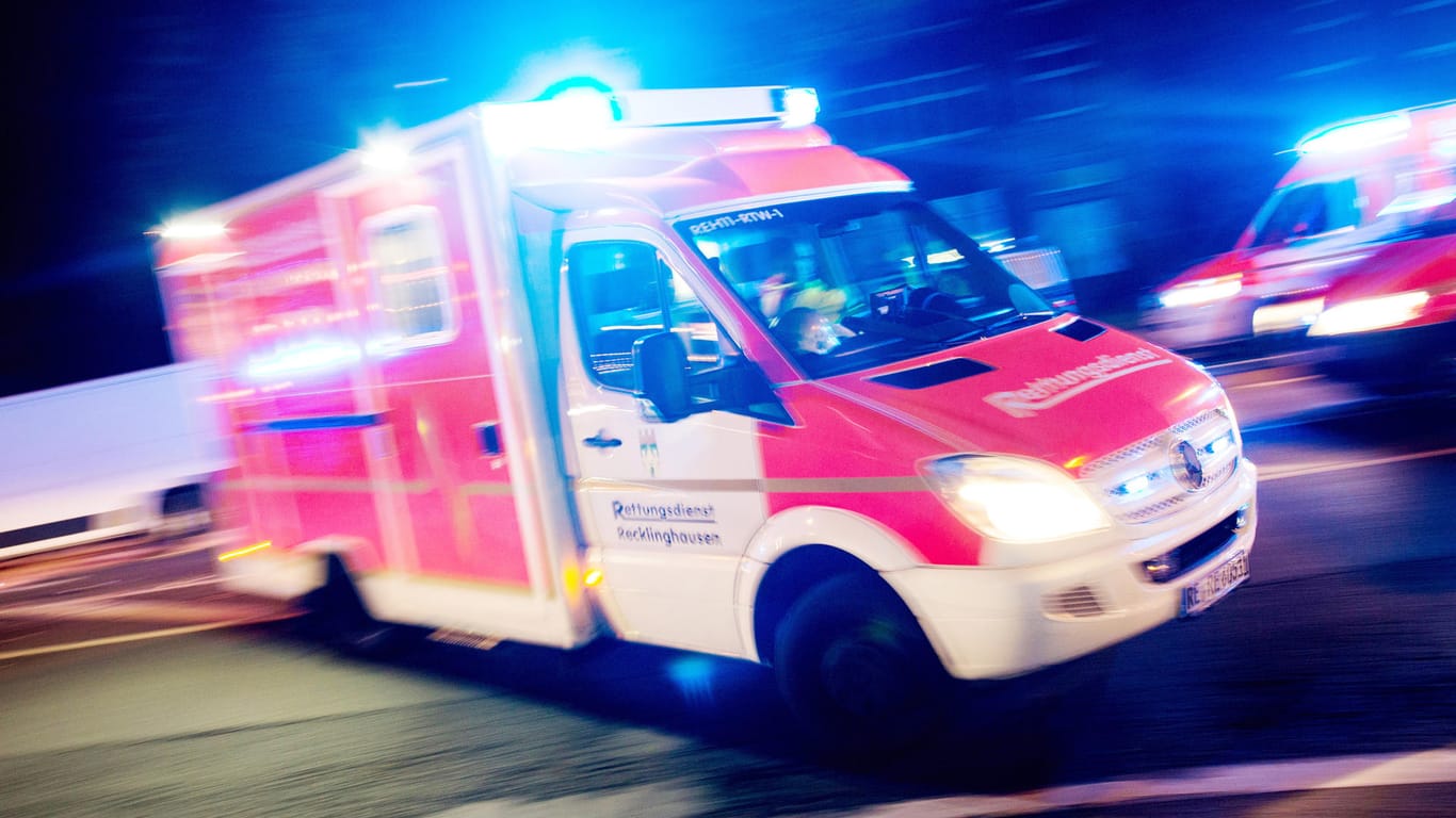 Rettungswagen mit Blaulicht: Unklar ist, welcher der beiden Jugendlichen bei dem Unfall in Trippstadt am Steuer saß. (Symbolbild)