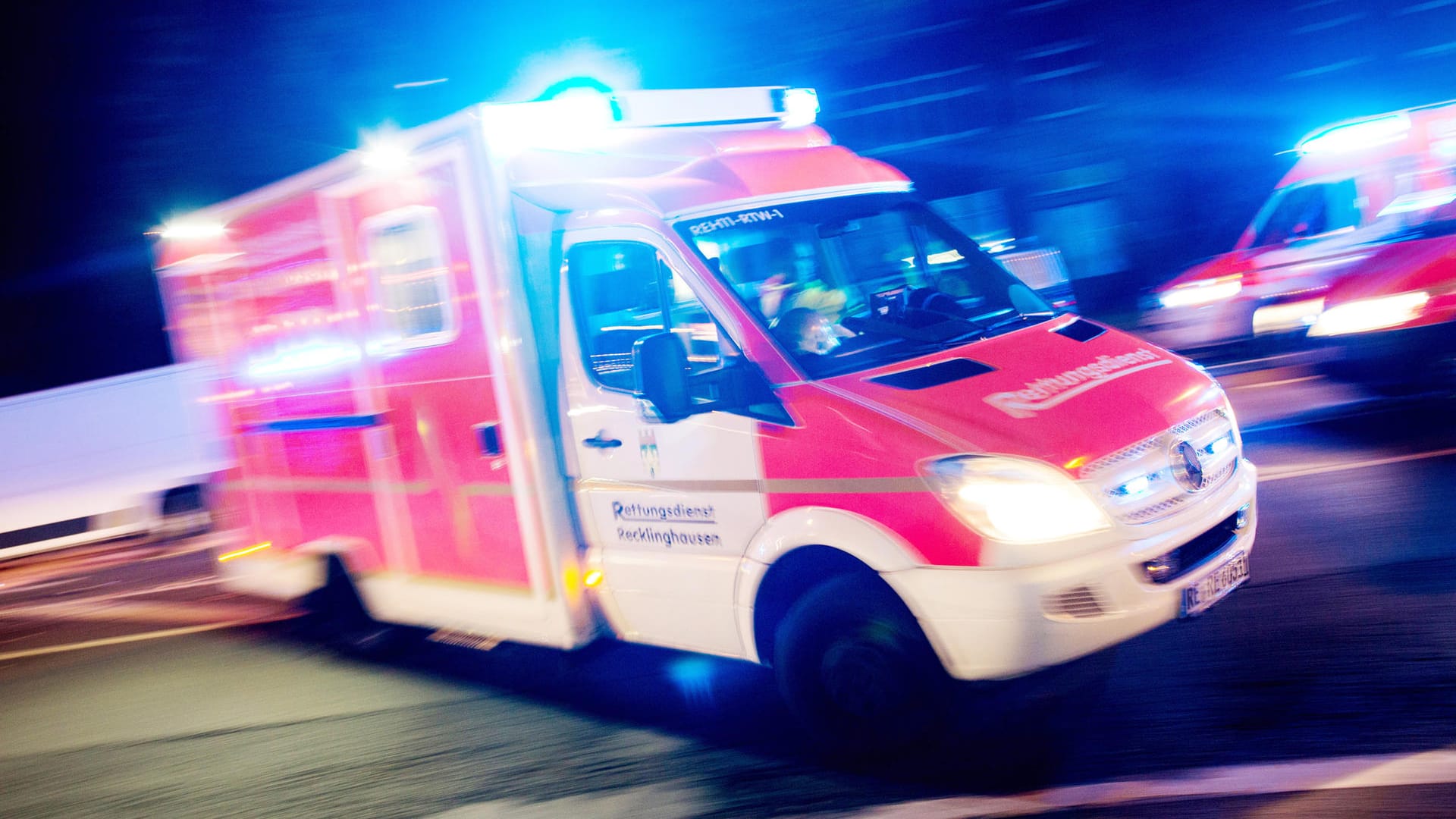 Rettungswagen mit Blaulicht: Unklar ist, welcher der beiden Jugendlichen bei dem Unfall in Trippstadt am Steuer saß. (Symbolbild)