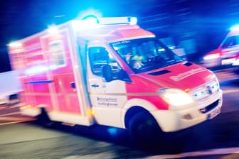 Rettungswagen mit Blaulicht: Unklar ist, welcher der beiden Jugendlichen bei dem Unfall in Trippstadt am Steuer saß. (Symbolbild)