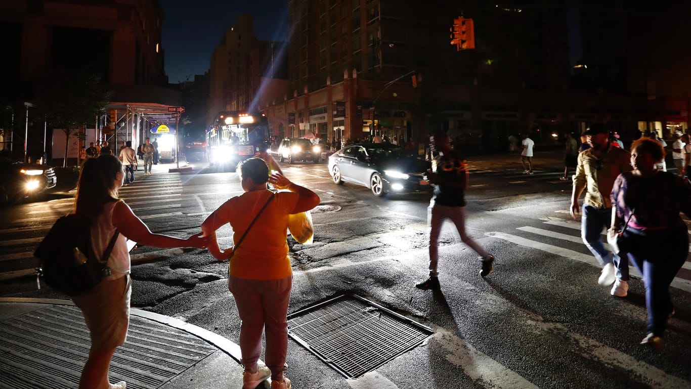 Dunkelheit über Manhattan: Mehr als 70.000 Ney Yorker waren am Samstagabend stundenlang ohne Strom.