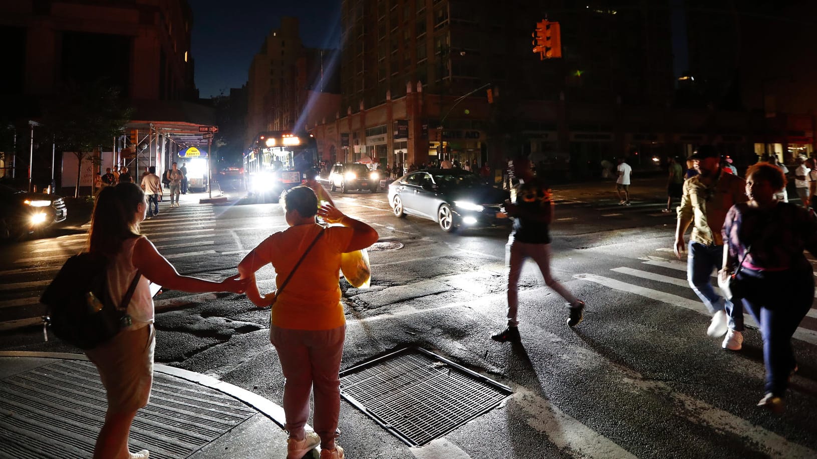 Dunkelheit über Manhattan: Mehr als 70.000 Ney Yorker waren am Samstagabend stundenlang ohne Strom. Dunkelheit über Manhattan: Mehr als 70.000 Ney Yorker waren am Samstagabend stundenlang ohne Strom.