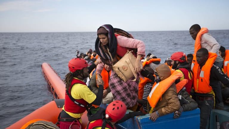 Flüchtlinge werden nördlich der libyschen Stadt Sabratha aus einem Schlauchboot gerettet.