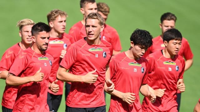 Verletzungssorgen beeinträchtigen die Abwehr des SC Freiburg: Training beim Bundesligisten. Verletzungssorgen beeinträchtigen die Abwehr des SC Freiburg: Training beim Bundesligisten.