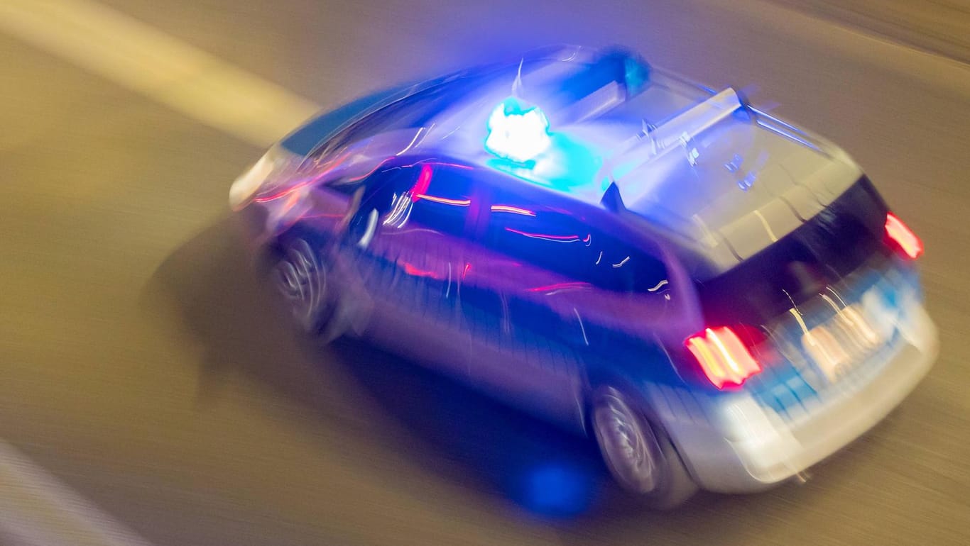 Polizeiauto im Einsatz: Der Fahrer des Lkw verbrachte die Nacht in einer Ausnüchterungszelle. (Symbolfoto)