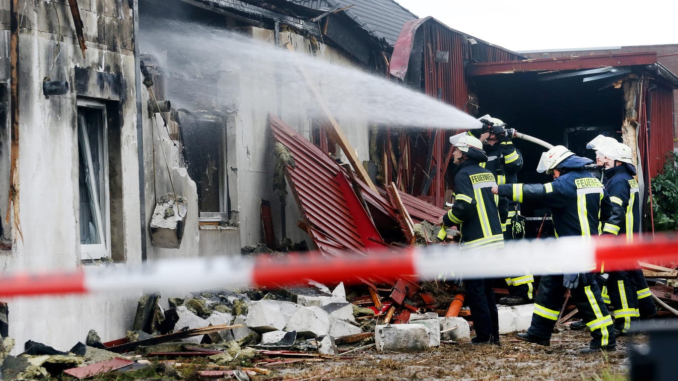 Hamminkeln, Nordrhein-Westfalen: Feuerwehrleute löschen die Reste des abgebrannten Saunaclubs.