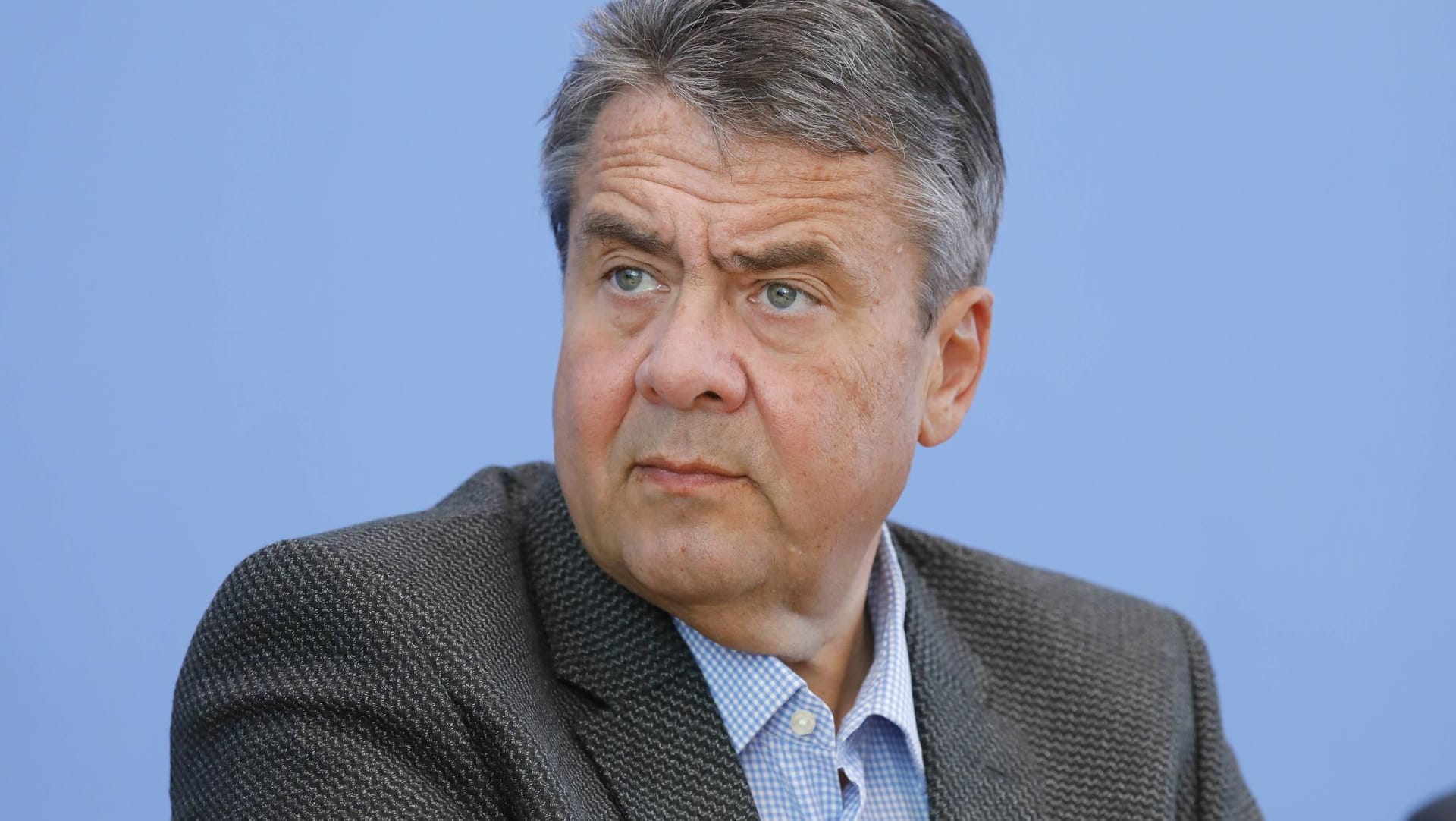 Ex-SPD-Chef Sigmar Gabriel: "Ich sehe mit wachsendem Zorn, wie der Vorsitz der SPD fast schon wie ein infektiöses Kleidungsstück behandelt wird".